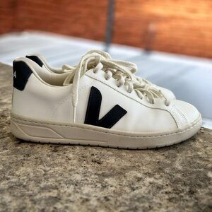 Veja V-10 Navy & White Leather Sneakers Size Women’s 10.5/11, EU 42